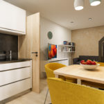 ST Easy 50 – KGH Wien Blick aus der Küche auf den Esstisch